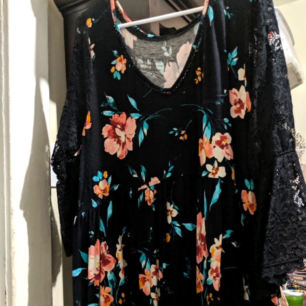 3/4 Lace Sleeve Top